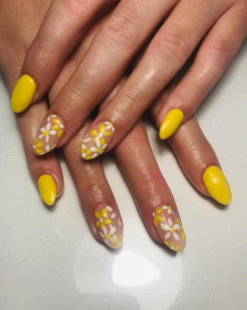 Bright Yellow Tropical Daisy Nails