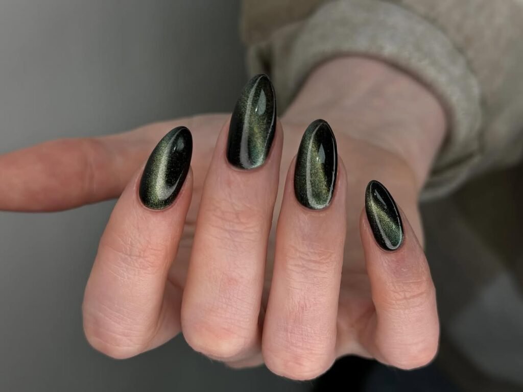Emerald Green Velvet Cat Eye Nails