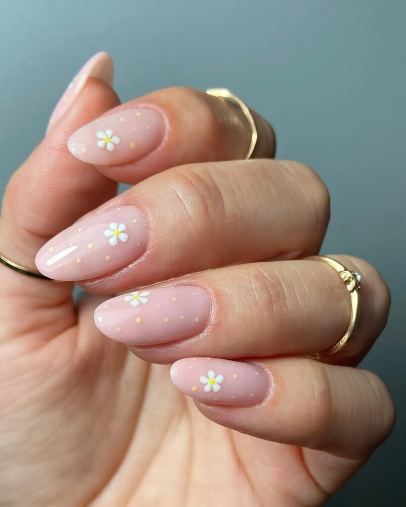 Minimal Daisy Accent Nails