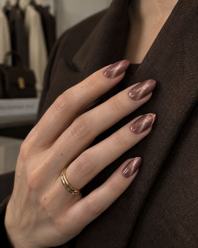 Rosewood Cat-Eye Nails With Fine Pink Contours
