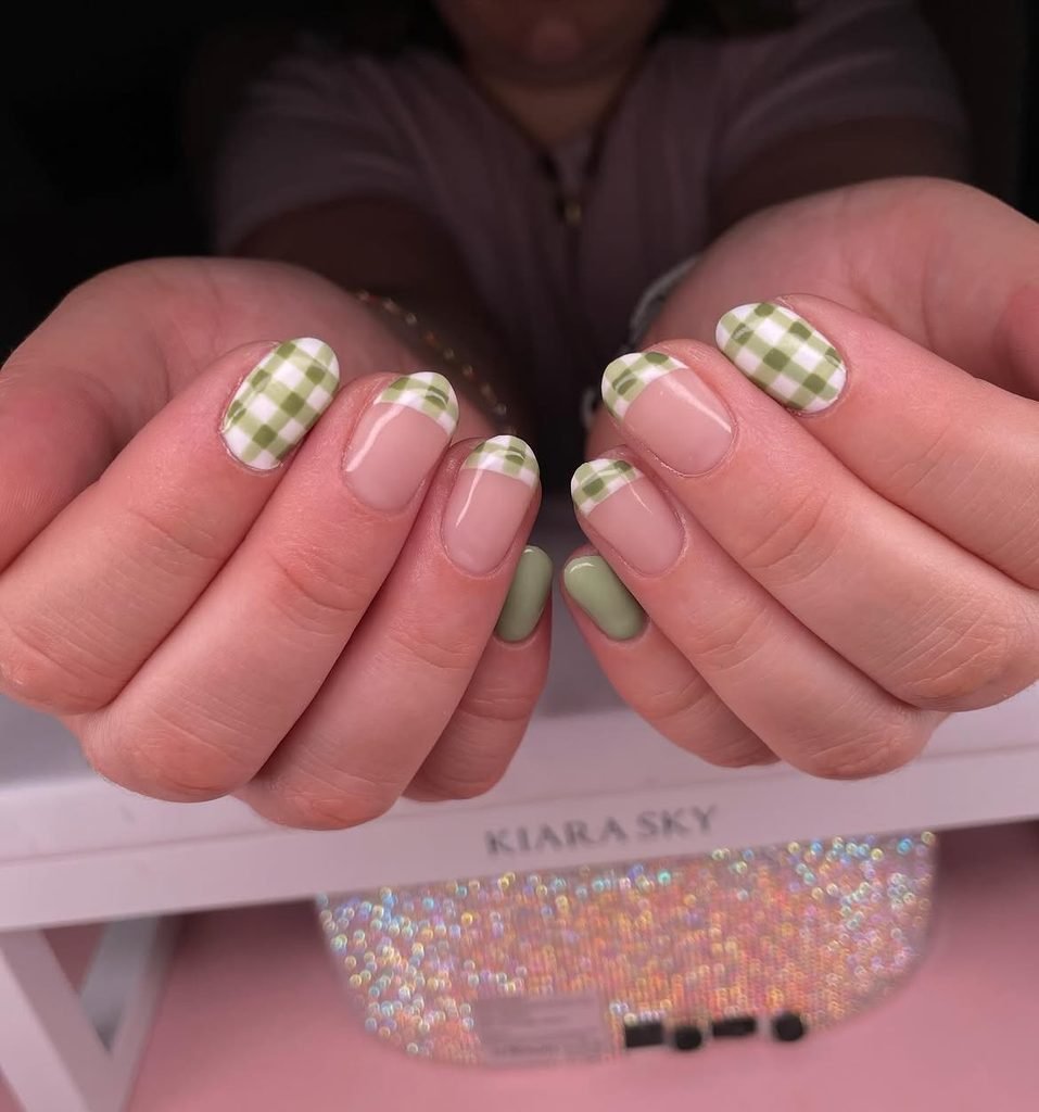 Fine Mint Gingham Nails